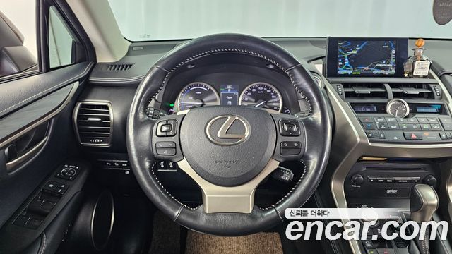 Lexus NX 2016 — photo 13