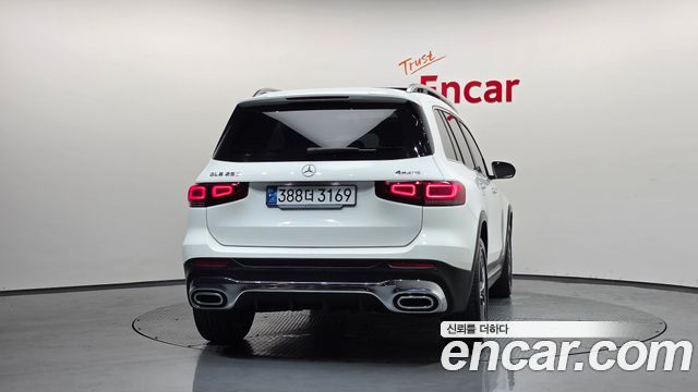Mercedes-Benz GLB-Class 2023 — photo 4