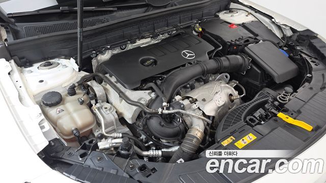 Mercedes-Benz GLB-Class 2023 — photo 6