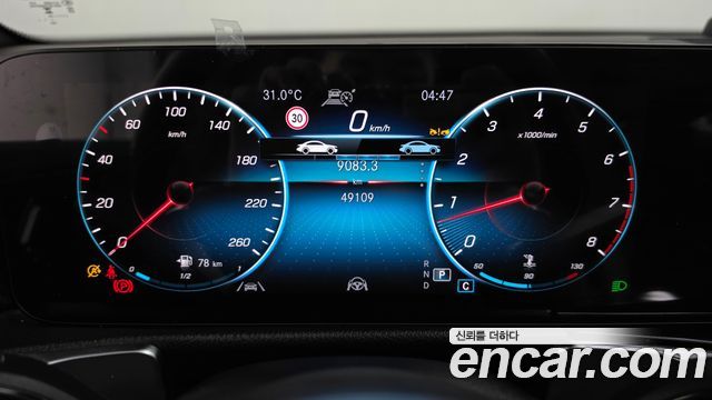 Mercedes-Benz GLB-Class 2023 — photo 11