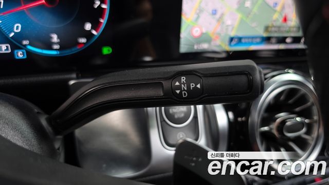 Mercedes-Benz GLB-Class 2023 — photo 12