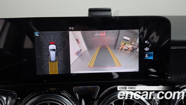Mercedes-Benz GLB-Class 2023 — photo 20