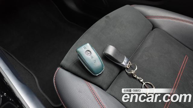 Mercedes-Benz GLB-Class 2023 — photo 21