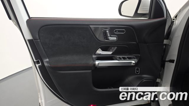 Mercedes-Benz GLB-Class 2023 — photo 14