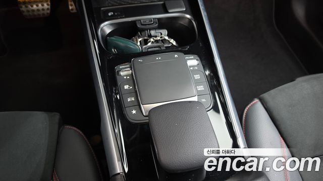 Mercedes-Benz GLB-Class 2023 — photo 27