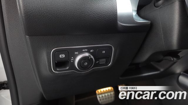 Mercedes-Benz GLB-Class 2023 — photo 28