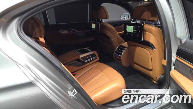BMW 7-Series 2020 — photo 17