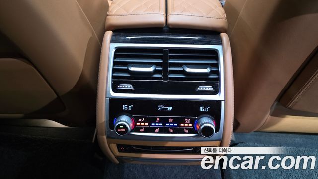 BMW 7-Series 2020 — photo 29