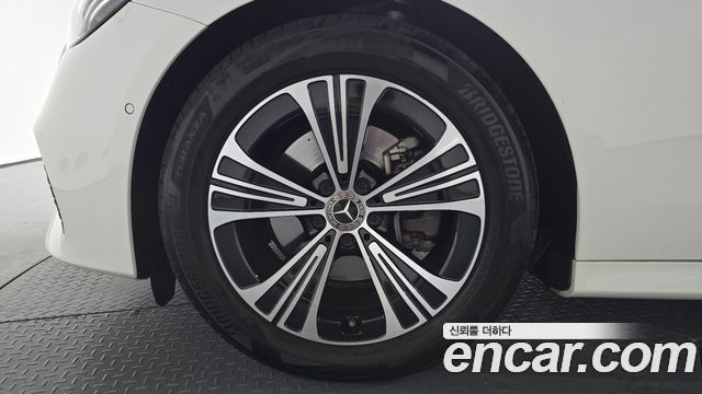 Mercedes-Benz E-Class 2025 — photo 5