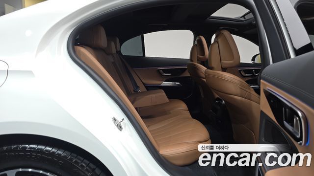 Mercedes-Benz E-Class 2025 — photo 18