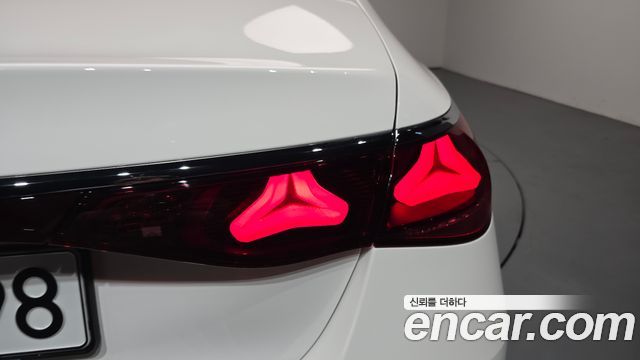 Mercedes-Benz E-Class 2025 — photo 9