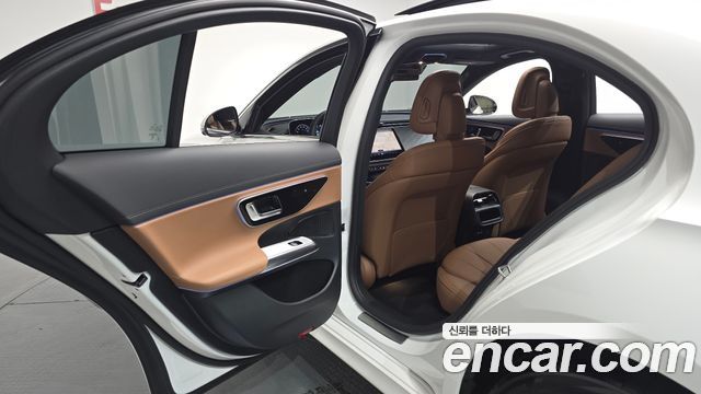 Mercedes-Benz E-Class 2025 — photo 16