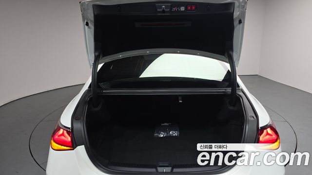 Mercedes-Benz E-Class 2025 — photo 32