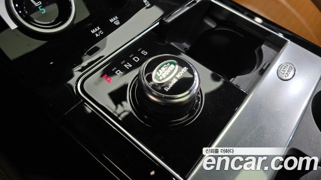 Land Rover Range Rover Velar 2018 — photo 12