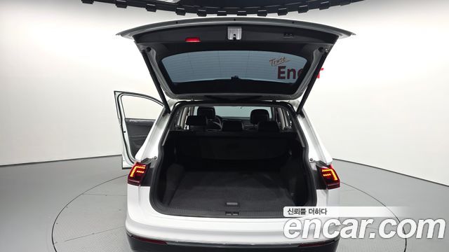 Volkswagen Tiguan 2018 — photo 20