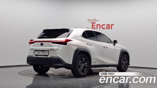 Lexus UX 2019 — photo 2
