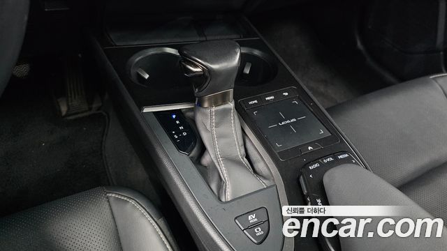 Lexus UX 2019 — photo 12
