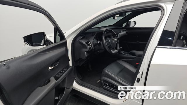Lexus UX 2019 — photo 13