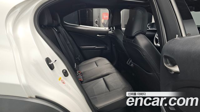 Lexus UX 2019 — photo 17