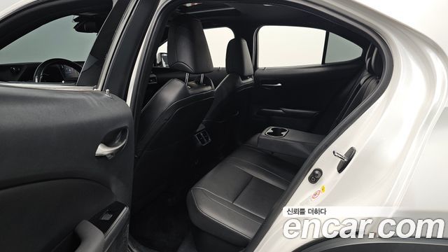 Lexus UX 2019 — photo 18