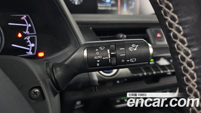 Lexus UX 2019 — photo 22