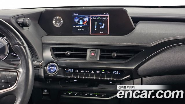 Lexus UX 2019 — photo 26