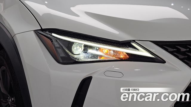 Lexus UX 2019 — photo 8