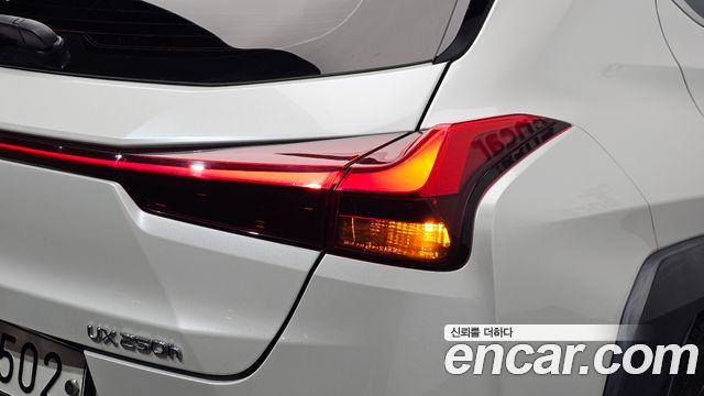 Lexus UX 2019 — photo 9