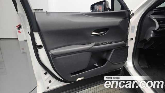 Lexus UX 2019 — photo 14