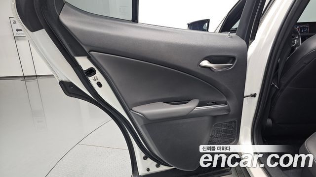 Lexus UX 2019 — photo 15