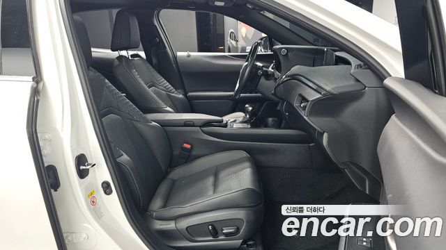 Lexus UX 2019 — photo 16