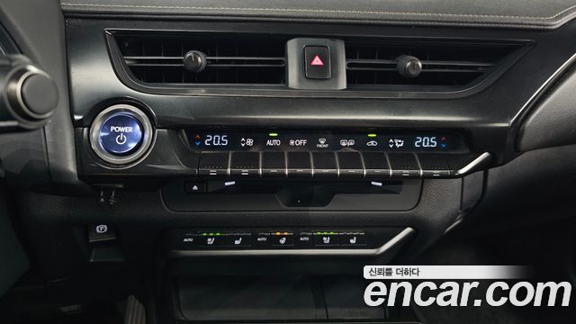 Lexus UX 2019 — photo 28