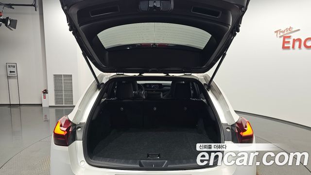 Lexus UX 2019 — photo 32