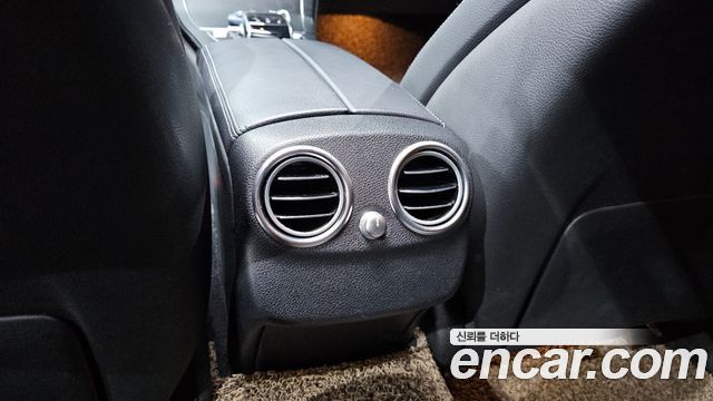 Mercedes-Benz C-Class 2018 — photo 26