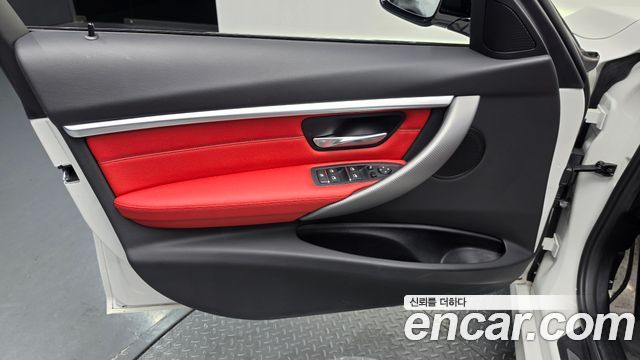 BMW 3-Series 2018 — photo 14