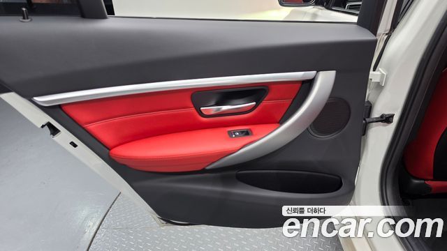 BMW 3-Series 2018 — photo 15