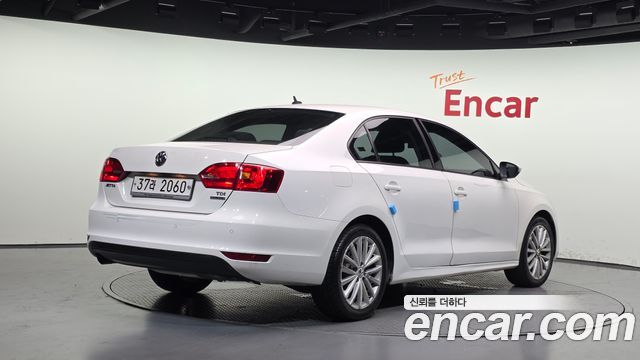 Volkswagen Jetta 2011 — photo 2