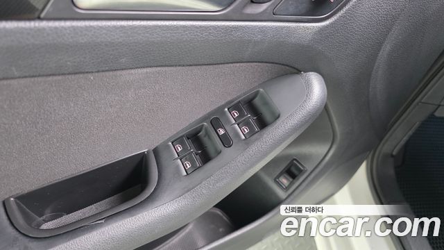 Volkswagen Jetta 2011 — photo 19