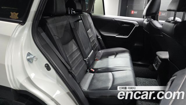 Toyota RAV4 2019 — photo 17