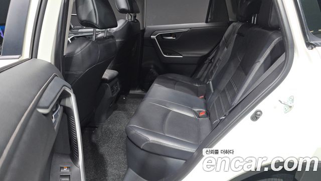 Toyota RAV4 2019 — photo 18