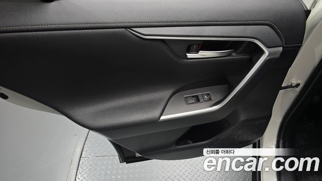 Toyota RAV4 2019 — photo 15