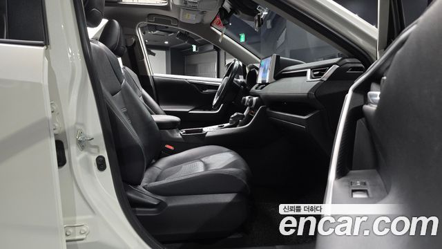 Toyota RAV4 2019 — photo 16