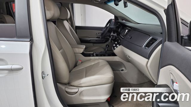 Kia Canival 2016 — photo 16