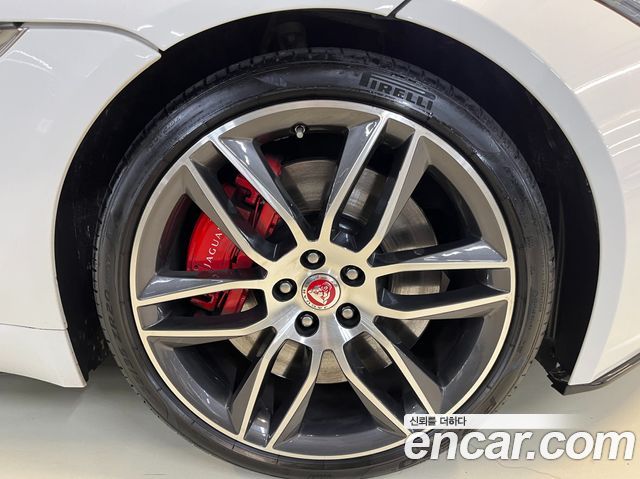 Jaguar F-TYPE 2019 — photo 10