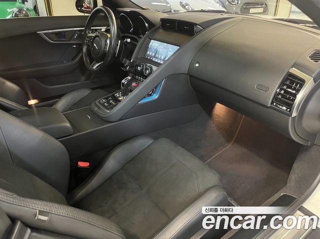 Jaguar F-TYPE 2019 — photo 18