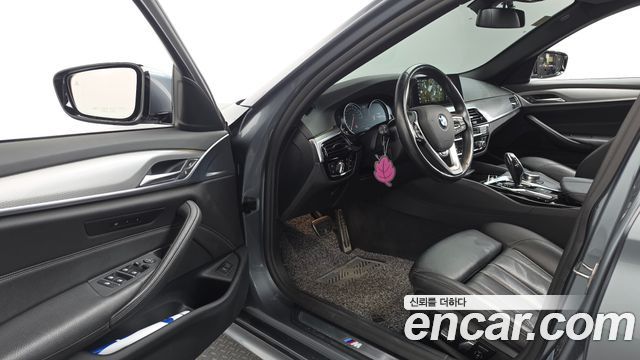 BMW 5-Series 2018 — photo 13