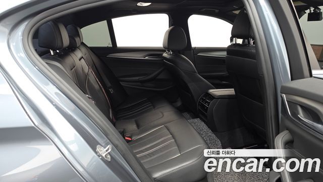 BMW 5-Series 2018 — photo 17