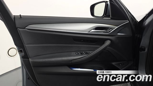 BMW 5-Series 2018 — photo 14