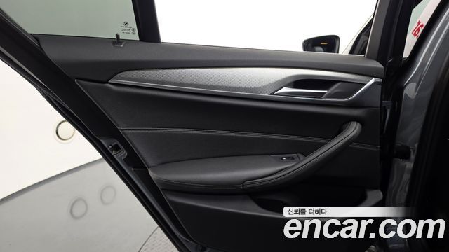 BMW 5-Series 2018 — photo 15