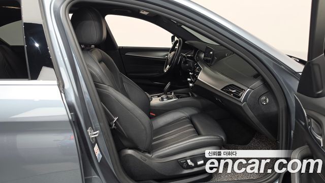 BMW 5-Series 2018 — photo 16